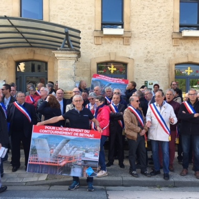 Elus devant la Mairie de Saint Cyprien pour interpeller Jean Michel Blanquer, le 12 mai